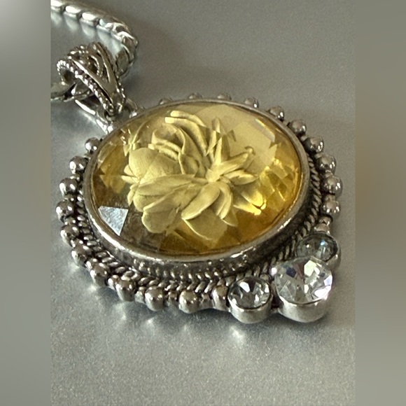 🌼 Vintage Cookie Lee Silver Tone Necklace with Yellow Lucite Floral Pendant - Picture 1 of 15